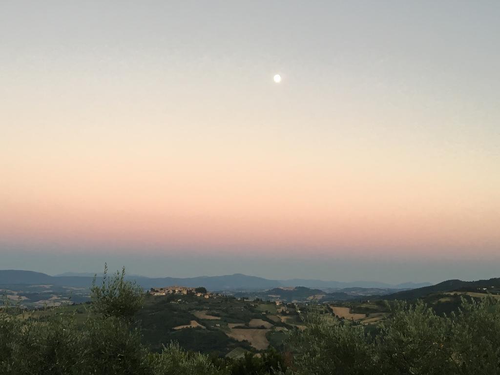 La Luna Di Mezzanotte Fratta Todina Buitenkant foto